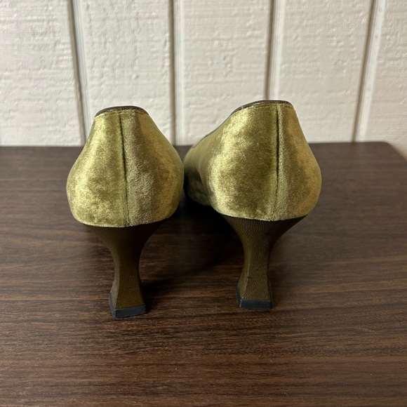 Salvatore Ferragamo Green Textured Classic Pumps, size 9B. Some wear on soles. - Picture 3 of 7